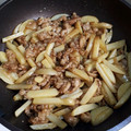kokoパパ's cooksnap of when they made 豚こまとじゃがいもの甘辛炒め.