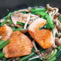 マダムカフェ♡'s cooksnap of when they made 簡単♪鮭ときのこのバター醤油炒め.