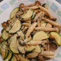 クック1BXKLA☆'s cooksnap of when they made 2色ズッキーニとしめじのマヨ炒めチーズ風.