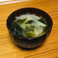Asato★'s cooksnap of when they made 新玉ねぎとワカメの味噌汁.