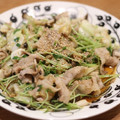 yokogohan's cooksnap of when they made 豆苗としめじと豚バラの炒めもの.