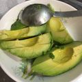 ちぇんばあ's cooksnap of when they made 手もまな板も汚さない☆アボガドの切り方.