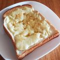 ａｋｉＴ's cooksnap of when they made 食パンで簡単！ガーリックチーズトースト.