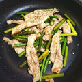Chiccoちこ's cooksnap of when they made せせりとにんにくの芽の黒胡椒炒め.