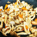 ひろ☆はる❇︎ママ's cooksnap of when they made 簡単☆お弁当にも・しめじと竹輪の梅煮。.