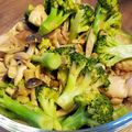魔法の粉's cooksnap of when they made 鶏肉とブロッコリーのオイマヨ炒め.