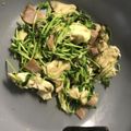 羊めぇめぇ's cooksnap of when they made 豆苗と舞茸のにんにくバターベーコン炒め.