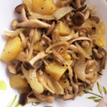 猫のミイヤ's cooksnap of when they made じゃがいもとしめじと玉ねぎの炒めもの.