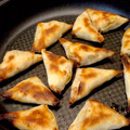 料理に目覚めた高校生's cooksnap of when they made 揚げない春巻き&サモサ風.