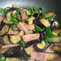 hykumi's cooksnap of when they made 夏野菜とベーコンのポン酢醤油炒め.