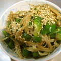 由芽15's cooksnap of when they made えのきとピーマンのごま油炒め.
