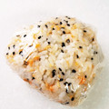 ゆーゅ☆'s cooksnap of when they made 鮭フレークと黒ゴマのおにぎり.