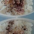 カクヨ's cooksnap of when they made 意外！合う×２！ゆかりツナおにぎりぃ✿.
