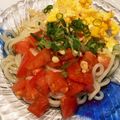 MotleyRisa's cooksnap of when they made 簡単ランチ♪揚げ玉とトマトのサラダうどん.