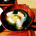Emally's cooksnap of when they made 簡単♪具沢山◎たまねぎと厚揚げのみそ汁.
