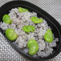 ジョングレ's cooksnap of when they made そら豆とゆかりふりかけと塩昆布の混ぜご飯.