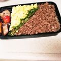 tomtosh's cooksnap of when they made ふっくらそぼろの三色丼♡我が家はピーマン.