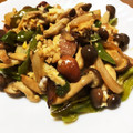 クックLCJQO8☆'s cooksnap of when they made だしの素で簡単！ピーマンとしめじの卵炒め.