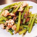 cocoroの扉's cooksnap of when they made さつまいもの茎と豚肉のおかかゴマ炒め.