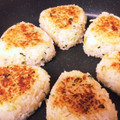 shantiiiii's cooksnap of when they made 揚げ玉とねぎの焼おにぎり.