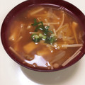 kpえもん♪'s cooksnap of when they made 白菜ときのこと油あげのみそ汁.