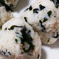 瑠以0223's cooksnap of when they made コンビニのわかめおにぎり風☆わかめご飯.