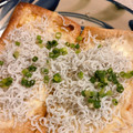 ✱Lily✱'s cooksnap of when they made しらすとチーズの油揚げピザ.