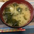 未琉ママ's cooksnap of when they made 玉ねぎとワカメと落とし卵の味噌汁.