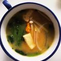 ありみりん♡'s cooksnap of when they made 南瓜玉ねぎ榎油揚げホウレン草のお味噌汁.
