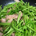 いちみん☆'s cooksnap of when they made 豚バラ肉とサツマイモの蔓の炒め物.