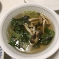 Nana983's cooksnap of when they made しめじとサニーレタスのコンソメスープ.