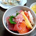 peteco's cooksnap of when they made ♪酢飯作ってのせるだけ！簡単海鮮丼.