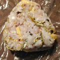 ぽっぽっ's cooksnap of when they made おつまみのナッツ小魚で　　簡単♪おにぎり.