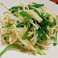 papikun's cooksnap of when they made ラーメン屋さんのにらもやしのにんにく醤油.