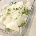 SYNDY's cooksnap of when they made 簡単で美味しいカブの漬けもの.