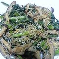 なっぱむし's cooksnap of when they made 春菊とシイタケのニンニクじゃこ炒め.