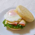 monuvalley's cooksnap of when they made イングリッシュマフィンで目玉焼きサンド.