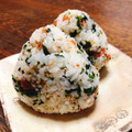 ちゃちゃまる26's cooksnap of when they made 梅とワカメのおむすび.
