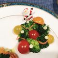miwayon's cooksnap of when they made クリスマス簡単キャラ弁☆リースサラダ♪.