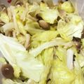 みゃみゃごと's cooksnap of when they made キャベツとキノコのガリバタ炒め.