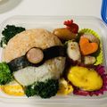 めぐコン's cooksnap of when they made 自己流キャラ弁 モンスターボール.
