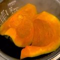 ヒロ♪エリ's cooksnap of when they made 炊飯器de甘い蒸しカボチャ♪.