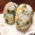 ちゃちゃまる26's cooksnap of when they made 鮭と塩昆布と青海苔の海仲間おにぎり.