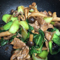 Hanachan13's cooksnap of when they made 豚しめじとチンゲンサイのオイスター炒め.