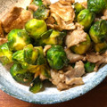 ちさ＠元駐在員's cooksnap of when they made 芽キャベツと豚肉のオイスターソース炒め.