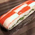 たろべちゃん's cooksnap of when they made スモークサーモンとカニカマの押し寿司.