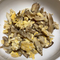 けんよこ's cooksnap of when they made 舞茸とふわふわ卵のガーリックバター炒め.