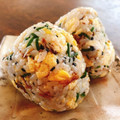 ちゃちゃまる26's cooksnap of when they made 塩さばと炒り卵とネギの醤油風味おにぎり.