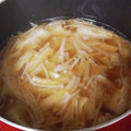 結衣のお母ちゃん's cooksnap of when they made えのきとうす上げの味噌汁.