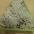 あゆたっくん's cooksnap of when they made ゆかりとマヨと塩昆布のおにぎり♡.